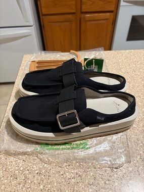 Women’s Sanuk Black and White Slingback Buckle Shoes Size 8 NEW!